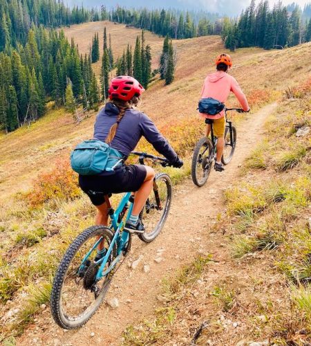two-girls-riding-mountain-bikes-on-a-mountain-trai-2022-11-10-08-51-59-utc